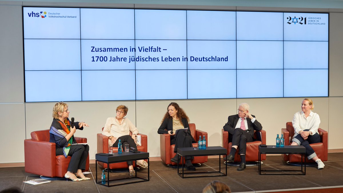 vhs_dachverband's tweet photo. Wir blicken auf ein spannendes und anregendes Podiumsgespräch zu #2021JLID zurück. Wer gestern nicht dabei war, findet auf unserer Website Fotos sowie eine Aufzeichnung der Veranstaltung: ➡️https://t.co/kcU58utThe #ZusammeninVielfalt #vhs https://t.co/B79RGYqxM8