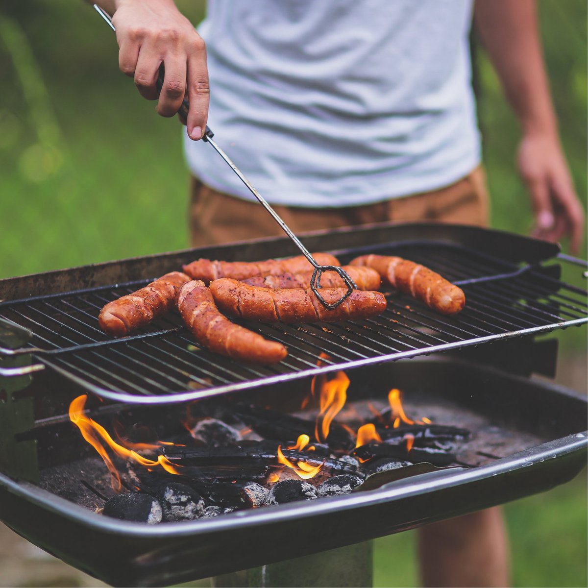 Zondagavond is een deel van een tuinhuis in de tuin van een woning afgebrand. Smeulende houtskolen van een zondagse barbecue lagen aan de oorzaak van de brand.
🔥Plaats de barbecue nooit dicht bij brandbaar materiaal.
👉Enkele tips om veilig te barbecuen: bit.ly/3N4ugpf