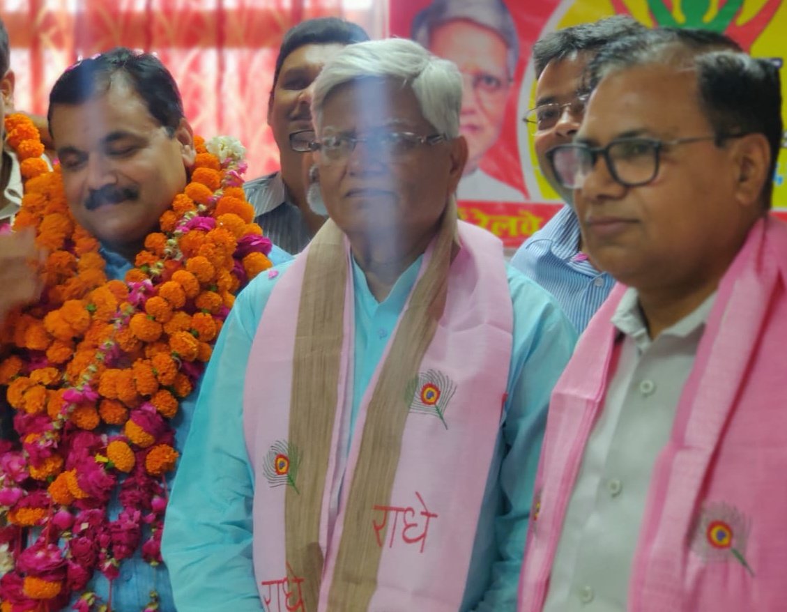 ShivaGopalMish1's tweet photo. NRMU लखनऊ मंडल में सर्वसम्मति से  विभूति मिश्रा नए मंडल अध्यक्ष चुने गए ! पूर्व अध्यक्ष राजेश सिंह की सेवानिवृत्त के बाद से ये पद रिक्त था ! ये फैसला डिविजनल स्टेडिंग कमेटी की बैठक में हुआ, इसमे महामंत्री शिवगोपाल मिश्रा, मं��ल मंत्री आर के पांडेय मौजूद रहे ! 
@RailwayNorthern https://t.co/Fvd7oqOCUG