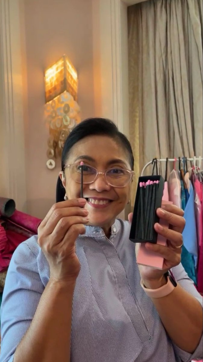 newswatchplusph's tweet photo. TRENDING: Pink Museum 💖

VP Leni Robredo shows her viewers the items she received during the campaign.

The presidential candidate says she and her team are sorting the gifts she will keep and those that will be featured in the museum that her volunteers are planning to put up. https://t.co/JFXRNAWVTz