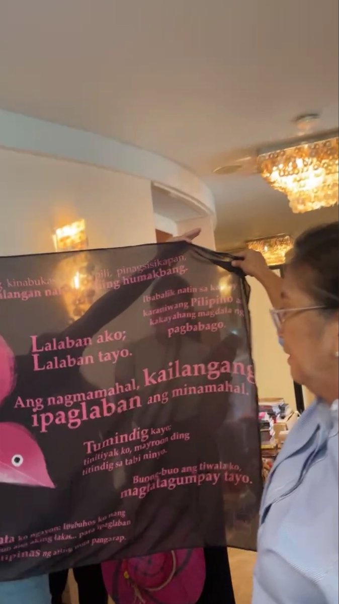 newswatchplusph's tweet photo. TRENDING: Pink Museum 💖

VP Leni Robredo shows her viewers the items she received during the campaign.

The presidential candidate says she and her team are sorting the gifts she will keep and those that will be featured in the museum that her volunteers are planning to put up. https://t.co/JFXRNAWVTz