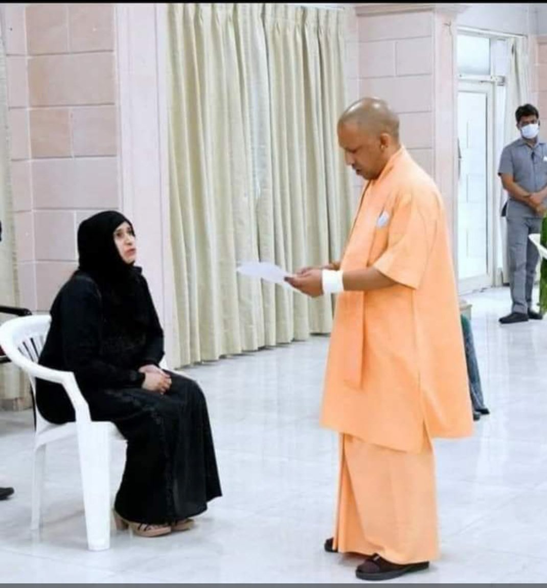योगी आदित्यनाथ जी को मुस्लिम वोट की कोई ज़रूरत नहीं है फिर भी एक महिला को बैठाकर और खुद खड़े होकर उसकी समस्या सुनी बेशक आपका काम काबिले तारीफ है बस जो भगवा ओढ़ कर आपके भगवे को बदनाम कर रहे हैं उनको कड़ी से कड़ी सज़ा दिलाने का काम करें‌ <a href="/myogiadityanath/">Yogi Adityanath</a>