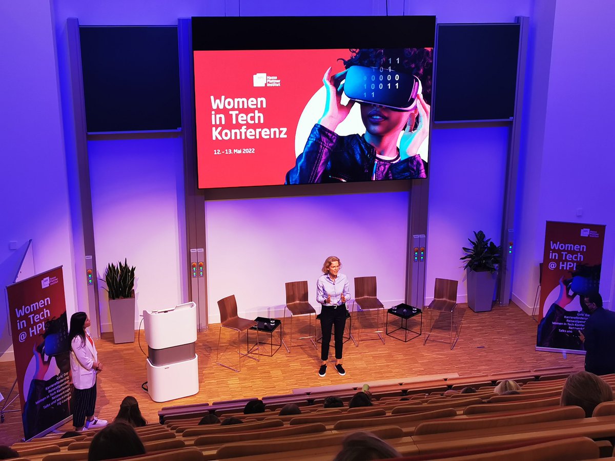 Ein herzliches Willkommen zu unserer #FutureWork - #WomeninTech Konferenz durch Prof. Dr. Katharina  Hölzle @khoelzle, 
Professorin für Technology Management &amp; Human Factors, IAT Universtität Stuttgart &amp; Institutsleiterin am Fraunhofer <a href="/iaostuttgart/">Fraunhofer IAO</a>.