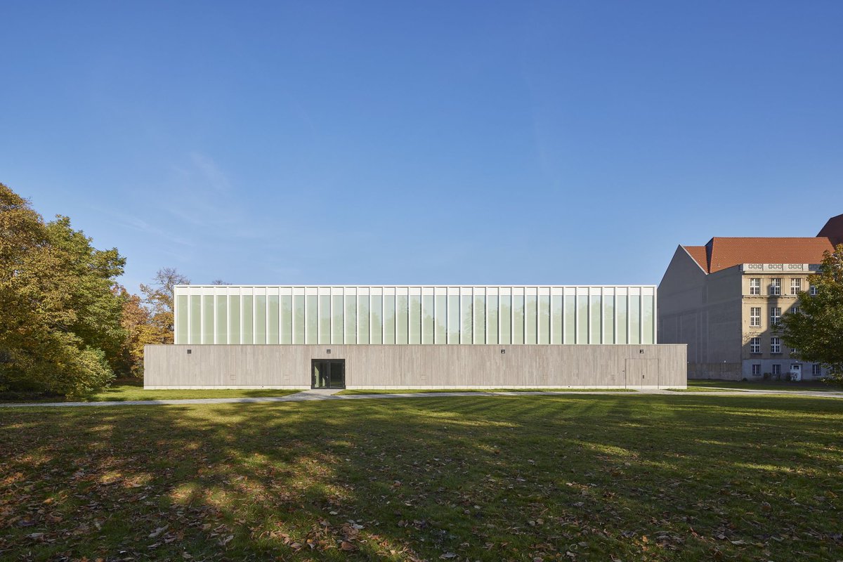 Berlin's first standard sports hall in modular timber construction has been completed at the Lily-Braun-Gymnasium in Spandau. In all buildings, the high-performance combination of glare-free and ball-proof #OKALUXK insulating glass scores points.
detail.de/de/de_de/tages…