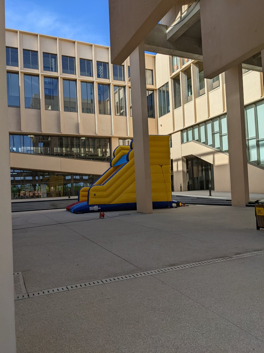 A mon époque à <a href="/telecomparis/">Télécom Paris</a>, on n'avait qu'un terrain de tennis à l'école. Maintenant ils ont un château gonflable. Je comprends mieux le déménagement à Saclay !