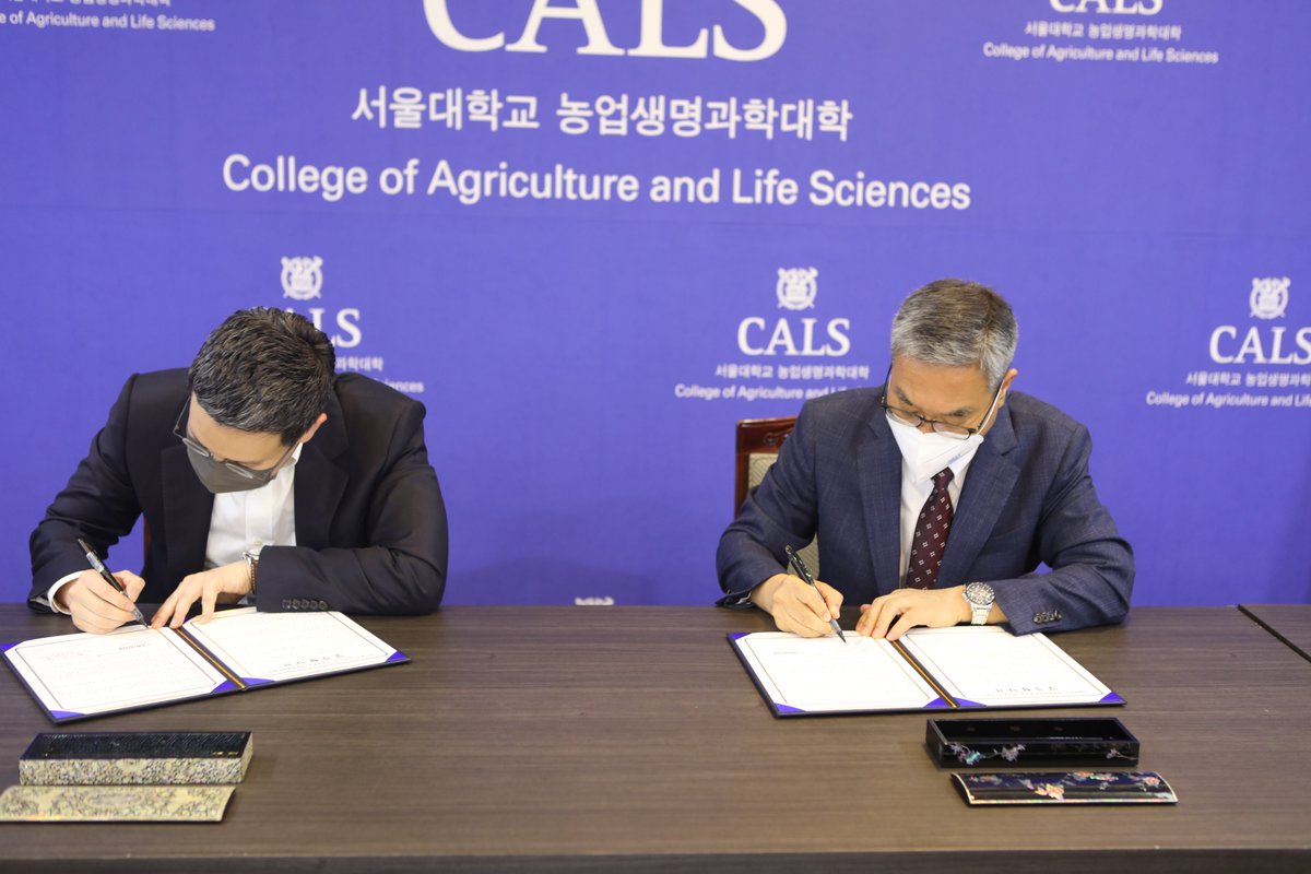 CALS X Tridge made MOU to strengthen collaboration in education and research🚢✈️🥑🥝🍇 Will develop internship/research programs, lecture series, and more! @TridgeGlobal @snucalspress @CALSIAN2010 @FAOSouthKorea @seon_kwak @junsuk_kang @snugsies @AgBIO4_0 @CornellCALS