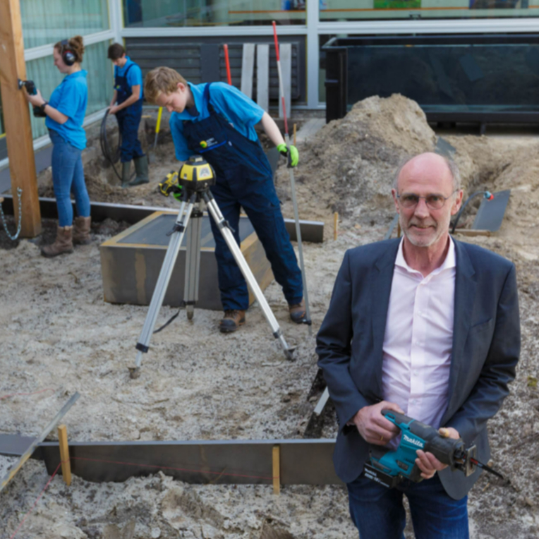 AeresEmmeloord's tweet photo. ''In de tuin wordt hard gewerkt: het is de groene sector in het klein.'' 🌱
Mooi artikel met directeur Anne Dijk over de groeiende groene sector en haar kansen en uitdagingen in Noordz! 
👉 https://t.co/00Qm4nLJ6D https://t.co/TiZEnI5aii