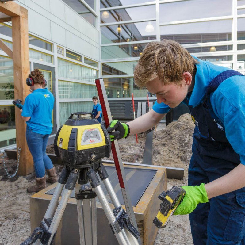 AeresEmmeloord's tweet photo. ''In de tuin wordt hard gewerkt: het is de groene sector in het klein.'' 🌱
Mooi artikel met directeur Anne Dijk over de groeiende groene sector en haar kansen en uitdagingen in Noordz! 
👉 https://t.co/00Qm4nLJ6D https://t.co/TiZEnI5aii