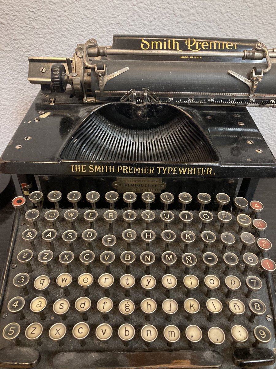 mirt_komel's tweet photo. En staromoden tipkalni stroj &amp; razglašen pokončen pianino v Escuela de Escritores Madrid, ki - po dveh letih pandemičnih eventov online končno nazaj v živo - gosti @cela_europe kjer sodeluje tudi moja @ZalozbaGoga_ s sopotniki @Agathung @AndrazRozman @mitjalicen @JedrtJF https://t.co/KaKgzTsY3t
