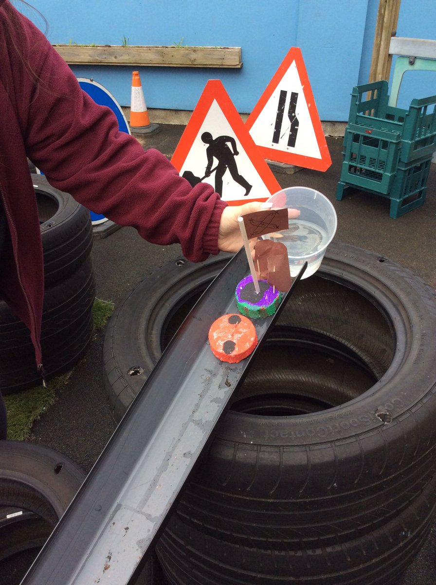 EllisonPrimary's tweet photo. EYFS  have been exploring floating and sinking. To challenge our ideas, we will be making boats, test to see if they can float and finally create a river for the boats to float down. #EllisonEYFS https://t.co/XoXaVgXHWU