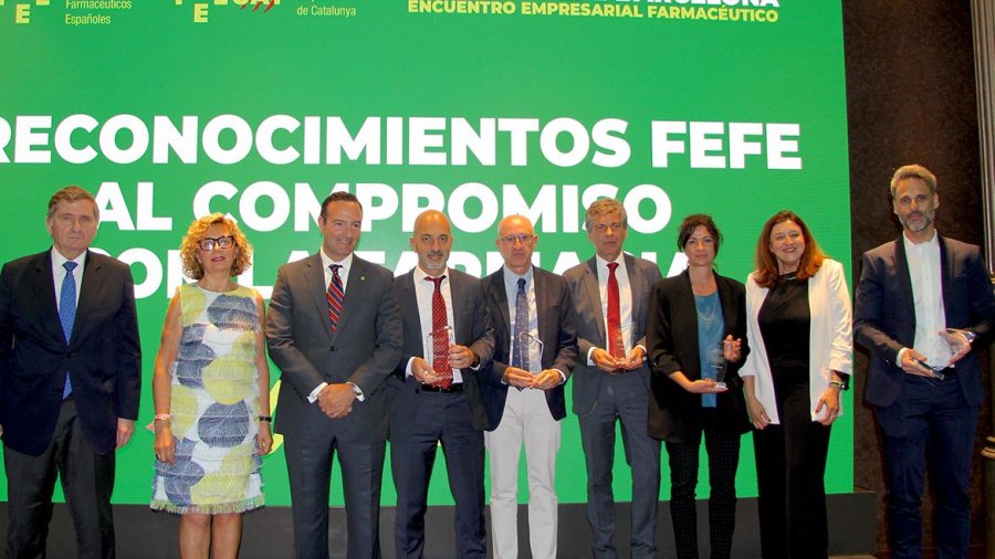 pharmamarket's tweet photo. #Farmacia #PharmaMarket |🔵 FEFE (@Fefefarmacia) entrega los reconocimientos por el apoyo al modelo farmacéutico español.
@CinfaSalud @STADAactivA @AcofarmaOficial
#eypasa #farline
👉 https://t.co/TQBhdr1TYZ https://t.co/IdZu4eABz9