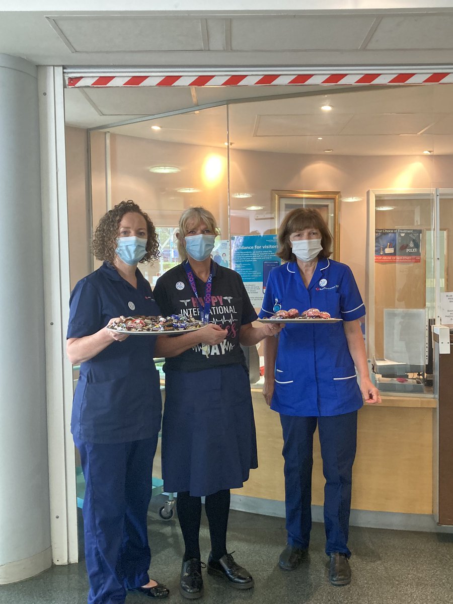 Happy nurses day to all our amazing nurses, nursing associates and Health care assistants @barnethospital lovely greeting as staff came into work this morning with <a href="/YvonneGoddard5/">Yvonne Goddard</a> <a href="/SusanTierney2/">Susan Tierney 💙</a> <a href="/bevthomas66/">Bev Thomas</a> &amp;Becky with chocolates. <a href="/RoyalFreeNHS/">Royal Free London</a> #wellbeing #OneTeam  #IND22