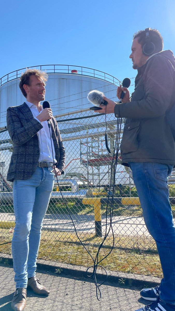 Waterstof importeren en opslaan. Hoe werkt dat? En waar moet je rekening mee houden? In een nieuwe aflevering van Wie? Wat? Waterstof! spreekt Celwin met Marcel van de Kar (<a href="/Vopak_Nederland/">Vopak in Nederland</a>) en Tamme Mekkes (<a href="/KooleTerminals/">Koole Terminals</a>) om hierachter te komen. bit.ly/3FF1U2z