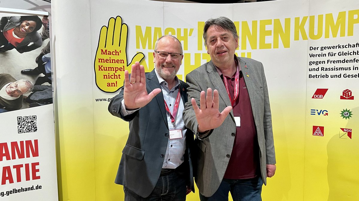 RalfKutzner's tweet photo. So wichtig: Der Verein „Mach' meinen Kumpel nicht an!“ setzt sich seit Jahren gegen #Rechtsextremismus und #Rassismus und für #Gleichbehandlung ein. Gut dass es euch gibt! Gemeinsam mit Dietmar Schäfer auf dem Info-Stand beim @dgb22 #gelbehand https://t.co/TdSQGxB4i0 https://t.co/HTZA5YxuXd