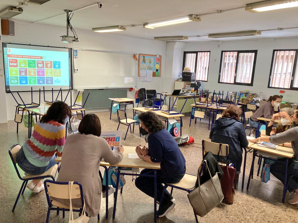 fundaciopaupv's tweet photo. 🙋🏾‍♀️Us contem que hem estat treballant aquests dies amb joves del Grau de Treball Social @UV_EG i amb docents del CEIP Mestre Serrano de Mislata en el marc dels projectes d'Educació per la Ciutadania Global #Interactuem als barris i a l'escola. Gràcies pel vostre acolliment‼️ https://t.co/nDGsr9uqMB