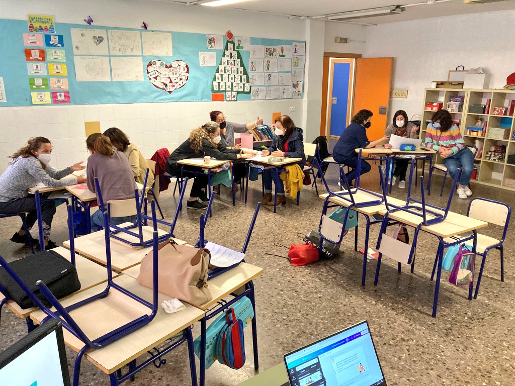 fundaciopaupv's tweet photo. 🙋🏾‍♀️Us contem que hem estat treballant aquests dies amb joves del Grau de Treball Social @UV_EG i amb docents del CEIP Mestre Serrano de Mislata en el marc dels projectes d'Educació per la Ciutadania Global #Interactuem als barris i a l'escola. Gràcies pel vostre acolliment‼️ https://t.co/nDGsr9uqMB