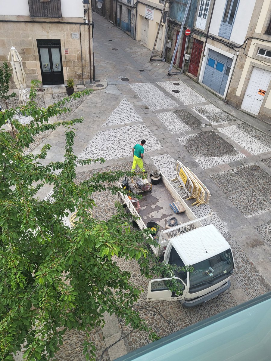 tiglesias28's tweet photo. Jugando al buscaminas versión #realcomolavidamisma mismo sitio, misma obra, mismo mes... empezamos de nuevo y hacemos q hacemos algo @LaRegion @HaigaTv https://t.co/MVYH1IFnra