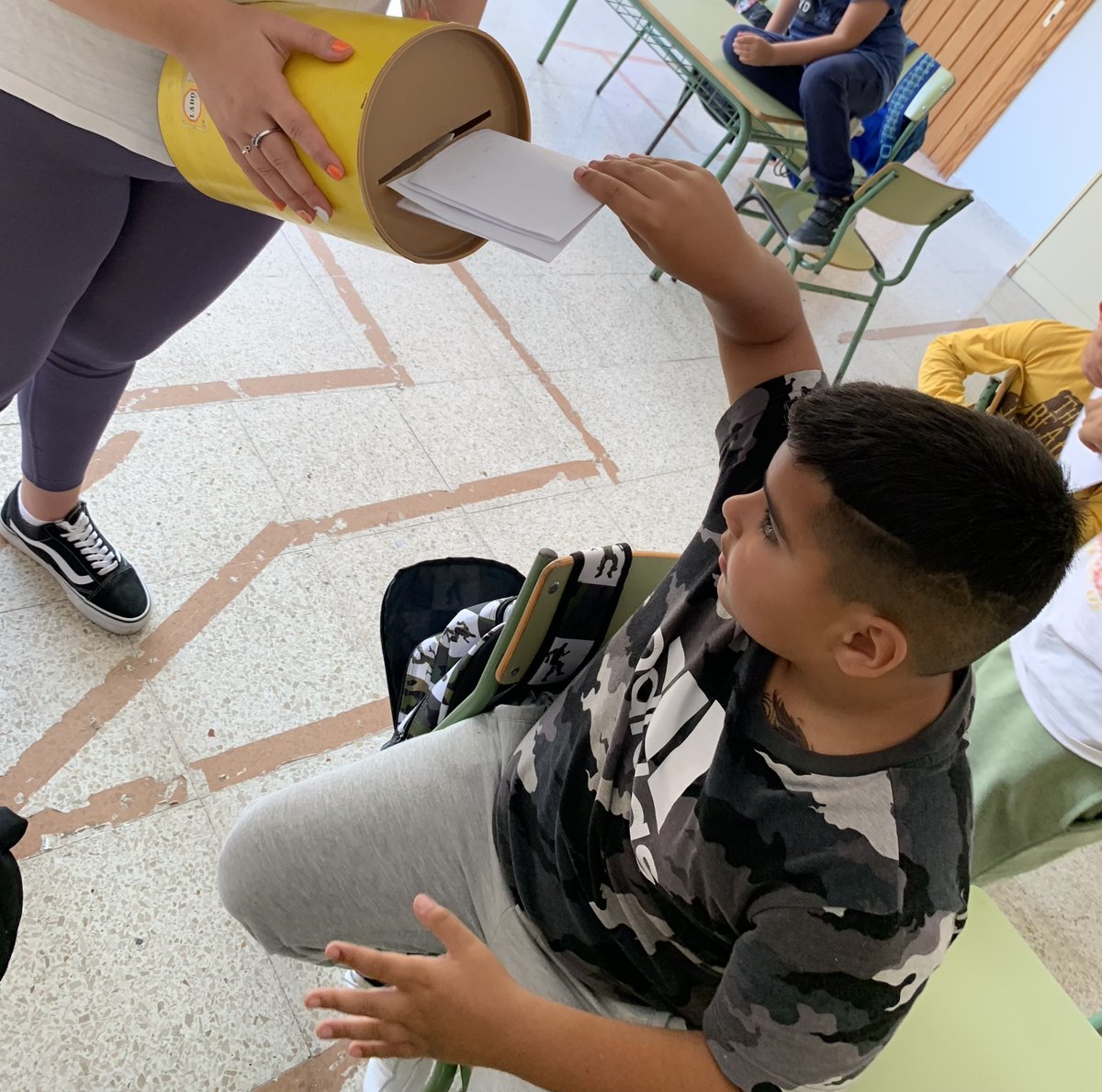 bloqueabloque's tweet photo. ¡El otro día fue una tarde de lo más bonita en el grupo de 3º! A través del buzón del aula, todos y todas recibieron mensajes sobre qué es lo que más les gusta de ellos/as a sus compañeros/as. https://t.co/ugnmKWWmPt