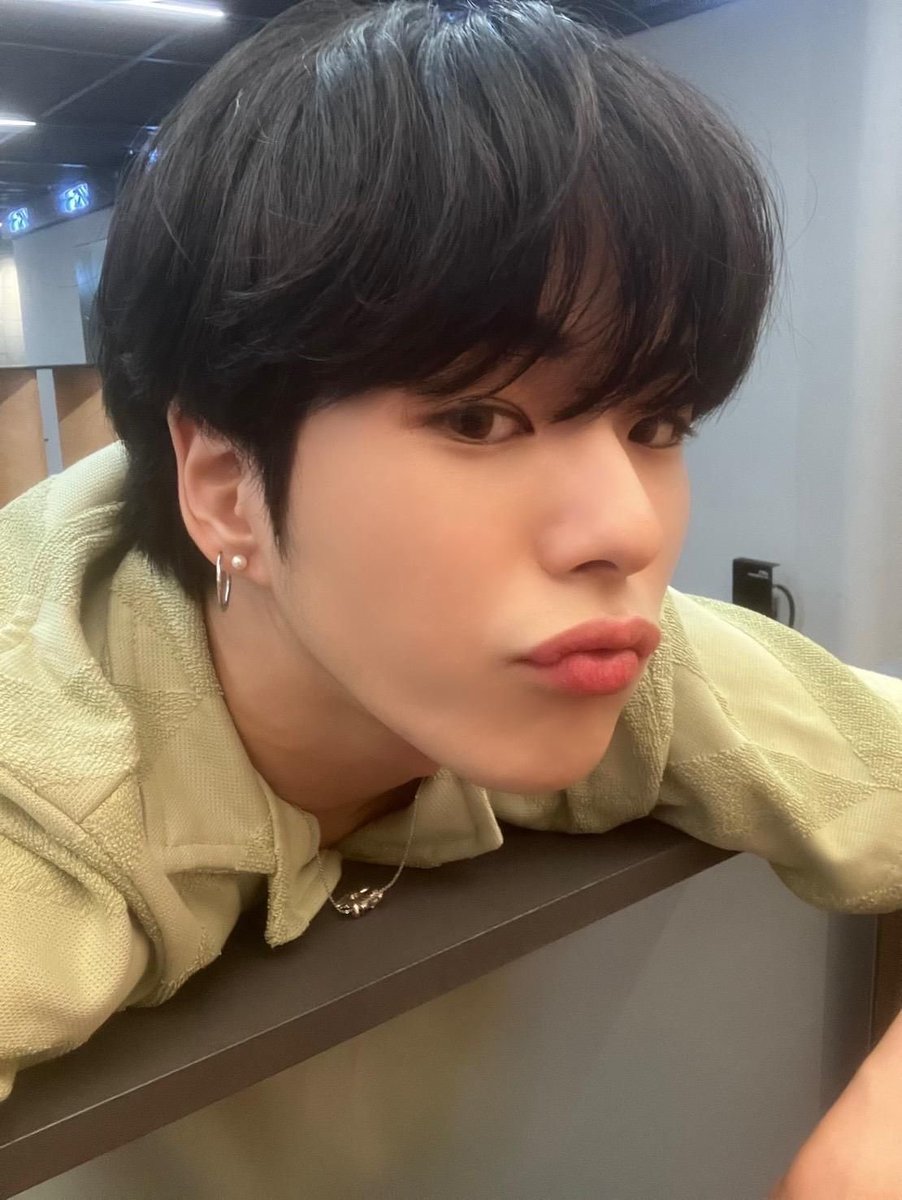 ov2bbng's tweet photo. 얼굴실화냐.. https://t.co/X4ZWy5r4EG