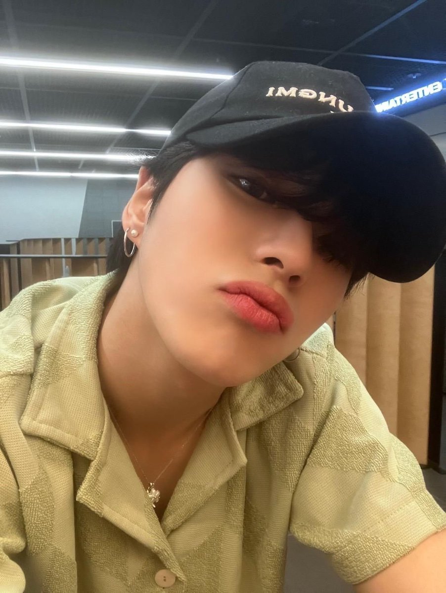 ov2bbng's tweet photo. 얼굴실화냐.. https://t.co/X4ZWy5r4EG