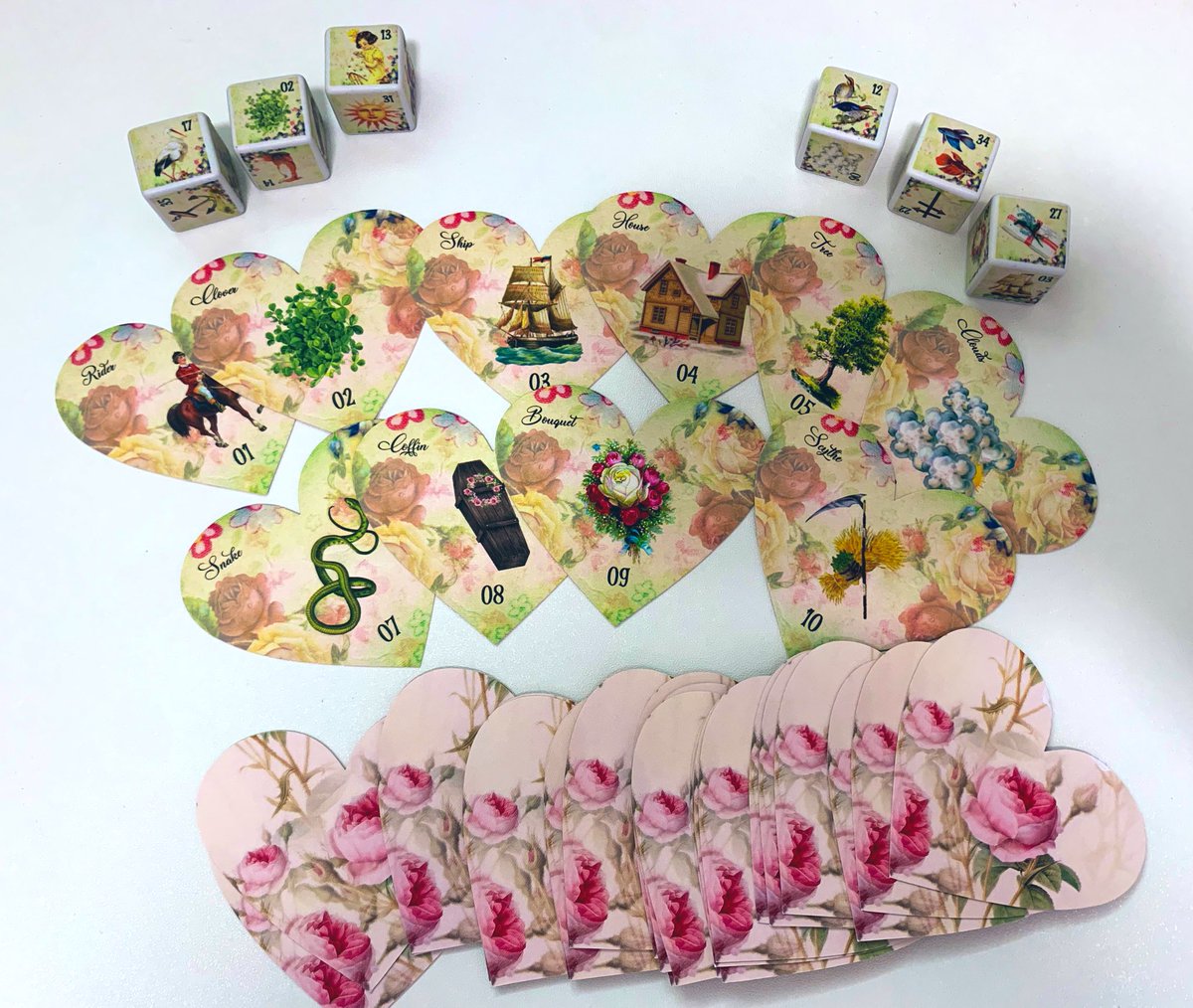 新しく届いたルノルマンカードとルノルマンダイスが可愛すぎてやばい