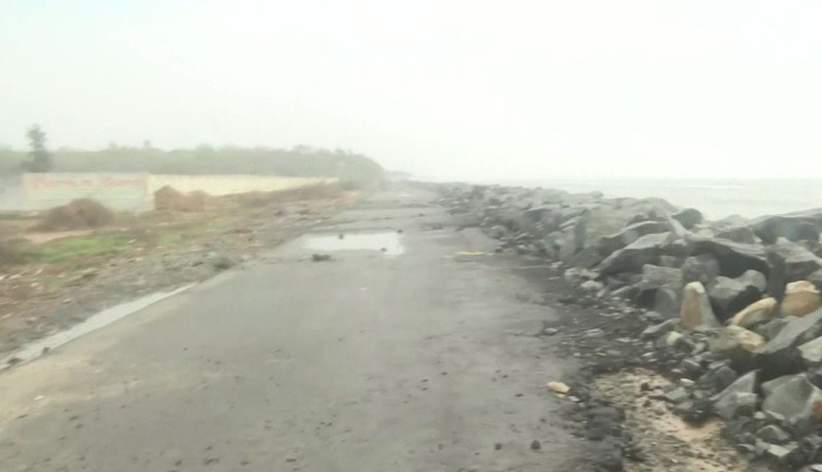 ZeeOdisha's tweet photo. #CycloneAsaniUpdate
- ଘୂର୍ଣ୍ଣିବଳୟ ଅସାନିର ପ୍ରଭାବରେ ପ୍ରବଳ ପବନ ଏବଂ ବର୍ଷା ହେତୁ କାକିନାଡା଼-ଉପଡା଼ ବିଚ୍ ରୋଡ୍ କ୍ଷତିଗ୍ରସ୍ତ
- ରାସ୍ତାଟି ନଷ୍ଟ ହୋଇଯାଇଥିବାରୁ ଯାନବାହାନ ଚଳାଚଳ ପ୍ରଭାବିତ
- ଶୀଘ୍ର ପୁନରୁଦ୍ଧାର କାର୍ଯ୍ୟ ଆରମ୍ଭ ହେବ ବୋଲି ପୋଲିସ ପକ୍ଷରୁ ସୂଚନା
#AndhraPradesh #Kakinada #Uppada #ZeeOdishaNews https://t.co/cW6tt2sV0m
