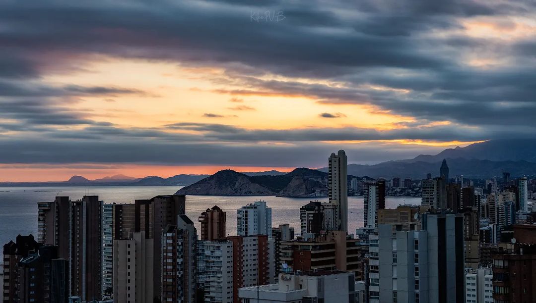 visitbenidorm's tweet photo. El viernes está llegando a su fin 🔚 y no podemos evitar pensar 🧠 en el fin de semana que se avecina 🥳. ¡Solo quedan unas pocas horas 🕐 para comenzar a disfrutarlo al máximo 🆙 en #Benidorm 🌃! Esta foto 📸 fue tomada por el #Benilover @kikepvb .
#BenidormTeEspera #Skyline . https://t.co/U3SR95yQHp