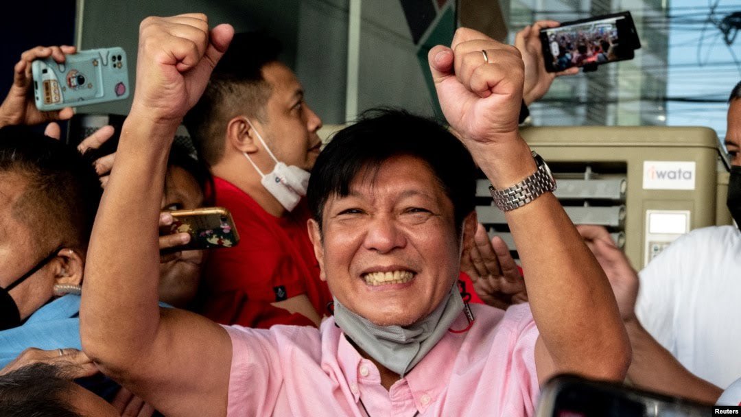 alphaomega0410's tweet photo. This is one of the many reasons why I voted @bongbongmarcos ❤️✌️ It’s always “TAYO” and never “AKO”. This small gestures matter. I’m one of the 31 Million who supported UNITEAM the entire campaign period. Philippines will be great again because of PBBM ✨ Mabuhay ang mga Filipino https://t.co/8eEHYQMeCY