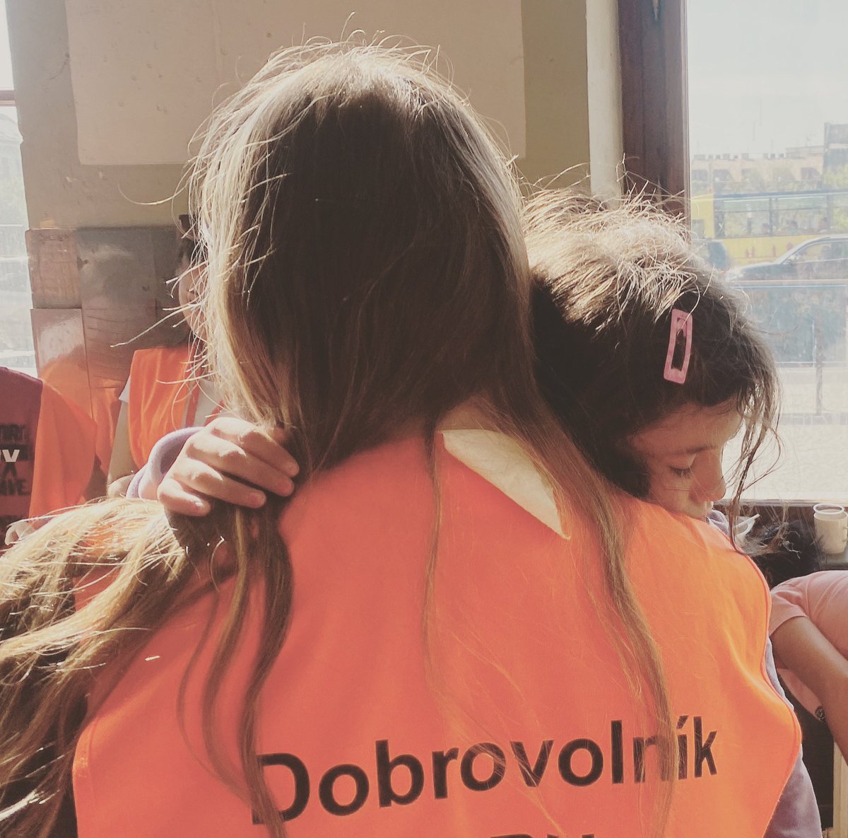 Včerejší směna na Hlaváku byla emočně vyčerpávající. 
Do toho na moje video na facebooku reagují agresivně další a další lidi. Ať táhnou zpátky na Ukrajinu, ať si je sluníčka vezmou domů, a co naši bezdomovci atd. 
2015 vibes jsou zpátky. Solidarita už je zase extremismus. 🧵1/8