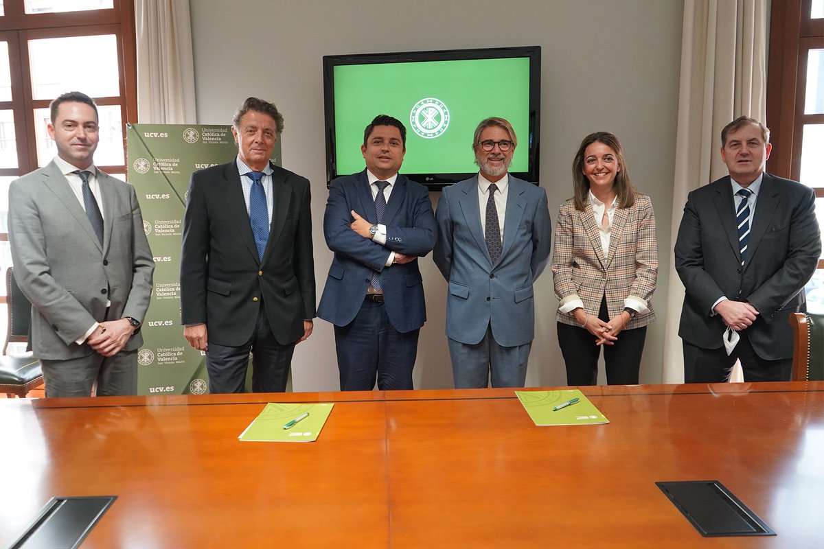 JoseMPaganAg's tweet photo. Es una gran alegría para la @UCV_svm firmar junto a @BrosetaPablo un convenio con la asociación @AmigosBroseta. Colaboramos con actividades para la dignificación de las víctimas del terrorismo y cumplimos nuestra misión como Universidad https://t.co/lPG1HkyxZY