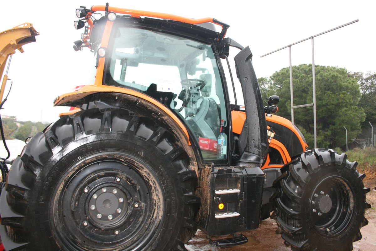 AdraoGDR's tweet photo. ¿#SabíasQue la compra de nueva maquinaria forma parte de los gastos elegibles de las ayudas #LEADER?
Pues sí! Y, para muestra, un 🚜del proyecto de la empresa bartolina Green Mulch S.L. que ha recibido un ayuda de 132.292,21 € para la adquisición de esta maquinaria ⬇️ https://t.co/AdSTszH0ZI