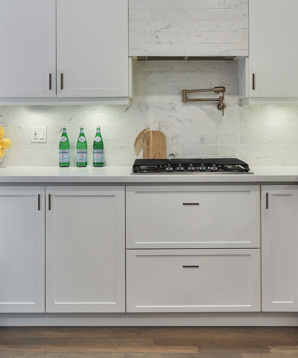 enkasahardware's tweet photo. This is also a classic match of enkasa's black t-shaped handle and white cabinet forehead.
#cabinethandles
#cabinethandleblack
#cabinetpulls
#cabinetpullskitchen
#kitchencabinets
#brasspulls
#interiordesign
#luxuryhandles
#homeinspiration
#enkasahardware https://t.co/syLhCGC8ba