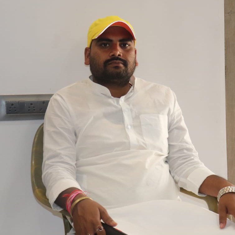 pushkarmishra09's tweet photo. आपके सेवा में निरंतर संघर्षरत आपका अपना #पुष्कर_कुमार।🙏 https://t.co/qeLTnlkHly