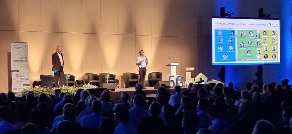 5g_lab's tweet photo. Our 5G Vision... presented by our coordinators Gerhard Fettweis and Frank Fitzek. #dcf22 #5gsummit @tudresden_de @ComNets_TUD @VodafoneChair @frankfitzek https://t.co/Bi2MS4Nq4r