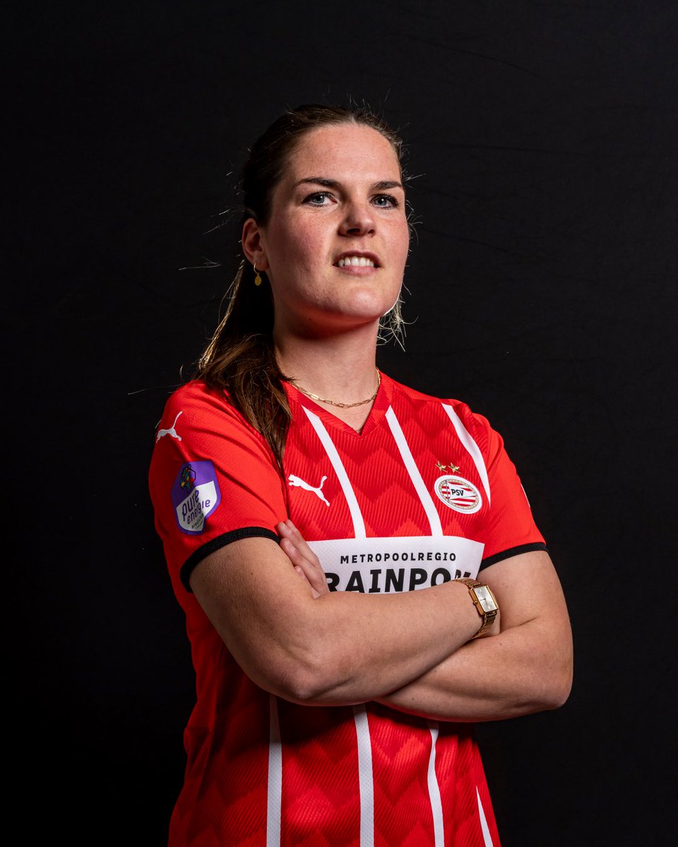 flowsports's tweet photo. After England and Germany, it’s time to go back to the Netherlands ✍🏼 Best of luck at PSV, @Siriworm 🔴⚪️

(📸: PSV Media) https://t.co/359Hrtjmmo