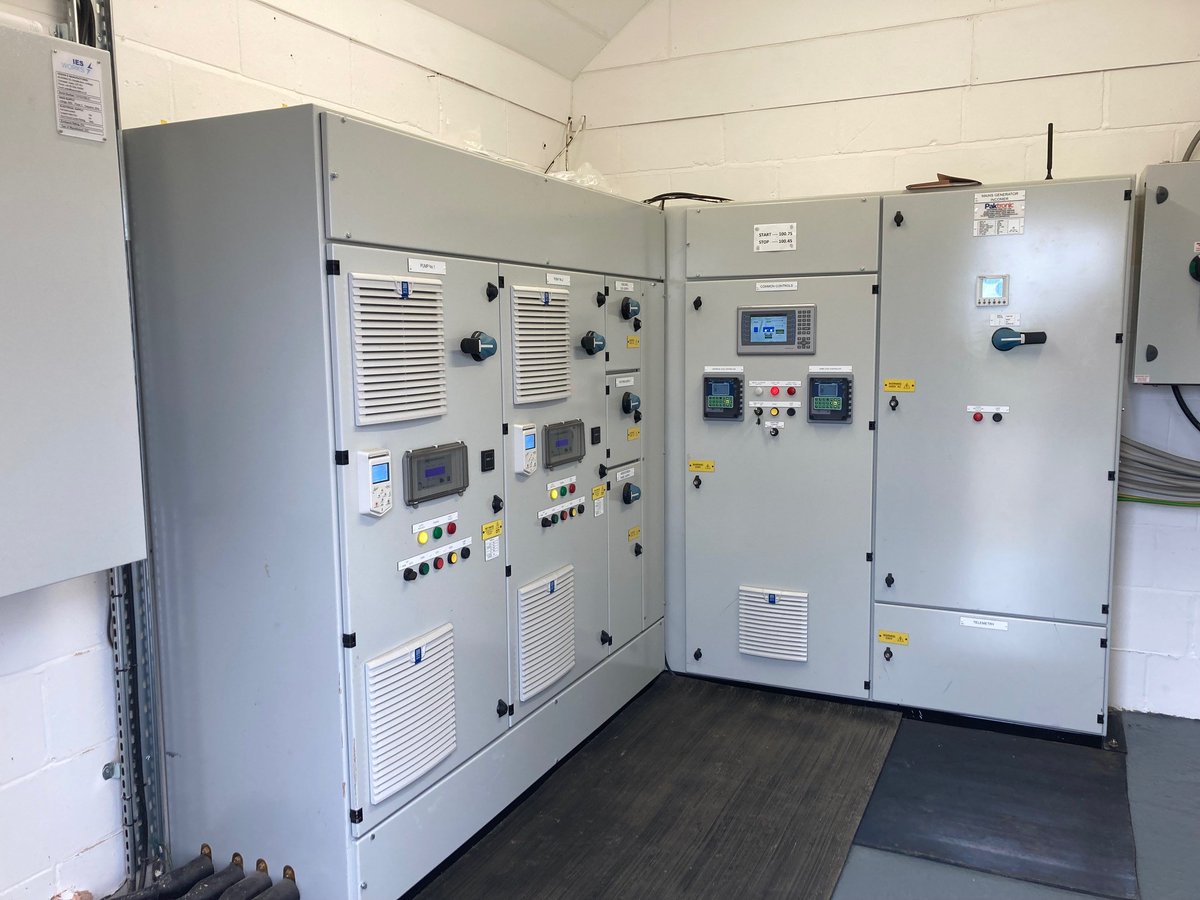 The_WMA's tweet photo. #SpotTheDifference: North Lynn Pumping Station in 1989 & earlier this week. Now we have new @bedfordpumps #PaktronicLtd control panels, @ovivo weed screen & a pitched roof by @NobleRoofing1 Grant aid funded by @EnvAgency with contributions from #KLIDB π https://t.co/8MXN6FDboM