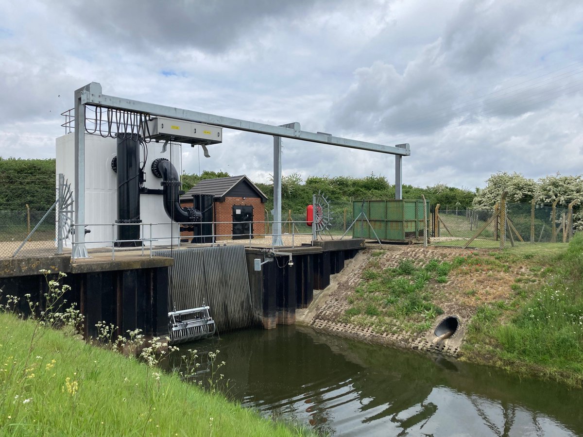 The_WMA's tweet photo. #SpotTheDifference: North Lynn Pumping Station in 1989 & earlier this week. Now we have new @bedfordpumps #PaktronicLtd control panels, @ovivo weed screen & a pitched roof by @NobleRoofing1 Grant aid funded by @EnvAgency with contributions from #KLIDB π https://t.co/8MXN6FDboM