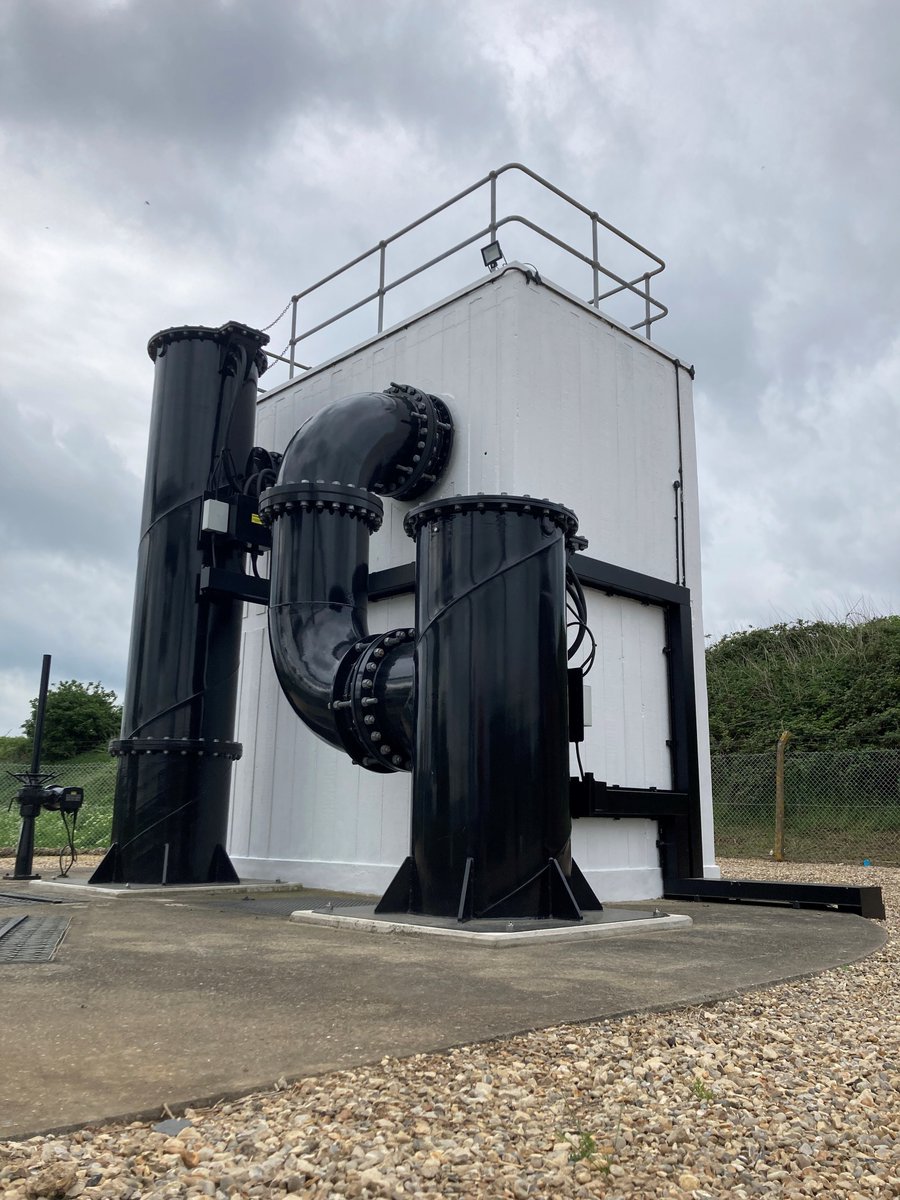 The_WMA's tweet photo. #SpotTheDifference: North Lynn Pumping Station in 1989 & earlier this week. Now we have new @bedfordpumps #PaktronicLtd control panels, @ovivo weed screen & a pitched roof by @NobleRoofing1 Grant aid funded by @EnvAgency with contributions from #KLIDB π https://t.co/8MXN6FDboM