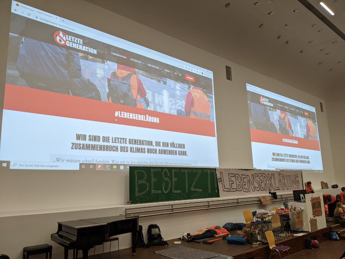 EndeGelaendeLE's tweet photo. Seit gestern haben Studierende das Audimax der Uni Leipzig besetzt. Sie unterstützen die Forderungen von @AufstandLastGen für sofortigen Stopp jeglicher Investitionen in neue fossile Infrastrukturprojekte!

Sie freuen sich über Unterstützung 🔥 https://t.co/gR8y6oQYaX