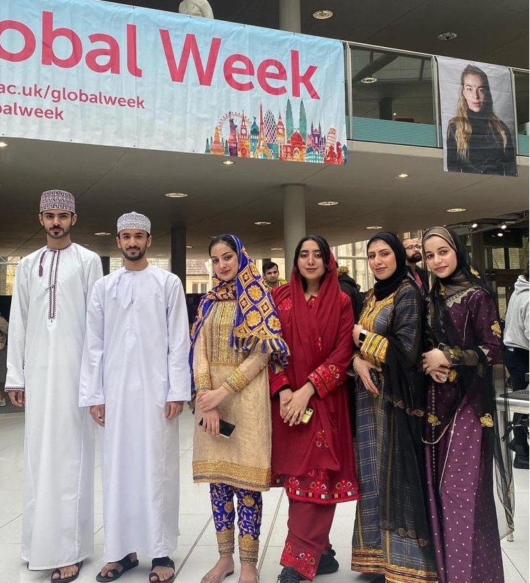 moheriom's tweet photo. شاركت جمعية الطلبة العمانيين في مدينة نوتنجهام البريطانية في الأسبوع الدولي السنوي بجامعة نوتنجهام ترنت، وحظيت الفعالية بمشاركة واسعة من مختلف جنسيات العالم.
حوى ركن الجمعية على معروضات تراثية وحلي تقليدية وصور متنوعة عن سلطنة عمان. كما حظي الزوار بفرصة تذوق بعض الأطباق الشعبية. https://t.co/WXQeUuvruP