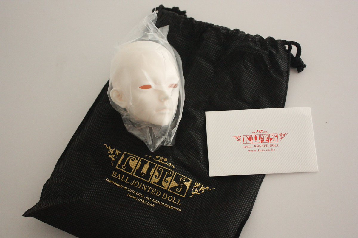 flores_dolls's tweet photo. 루츠 레이븐 미백 헤드 판매합니다. 21년 10월 수령 후 뾱뾱이만 풀어봤고 비닐 포장 개봉하지 않았습니다. 헤드, 보증서, 파우치 구성으로 배송되며 우체국 택배 이용합니다. 8만원에(배송비 4,000원 제외) 판매하며 즉입시 배송비는 제가 부담합니다. 문의는 멘션 후 디엠 부탁드립니다. #트인덕장터 https://t.co/BKAzPj7SIk
