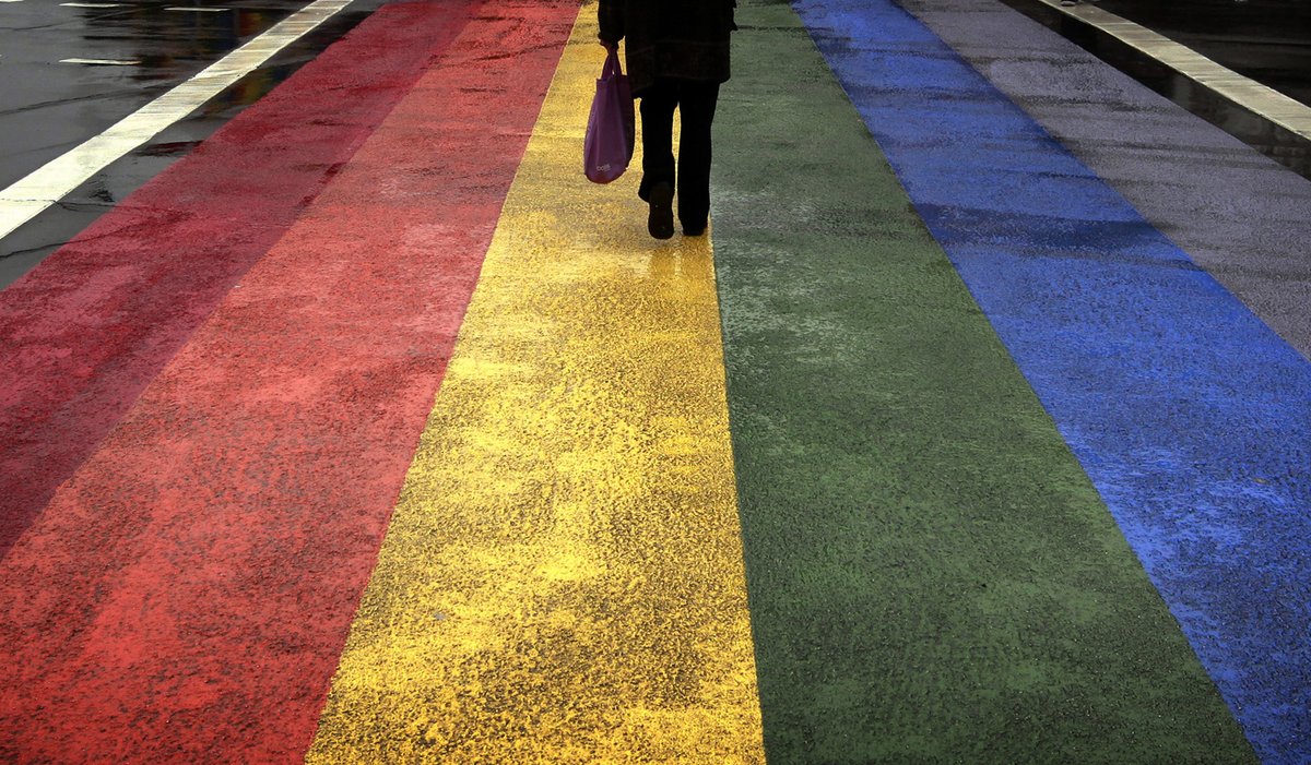 🚨 1 in 5 #LGBTQ+ people feel lonely almost every day.

👤 While parts of the world are slowly moving out of a pandemic, the queer community is right in the middle of a loneliness epidemic.

🧠 For #MentalHealthAwarenessWeek, we explore why many of them feel so alone. 🧵