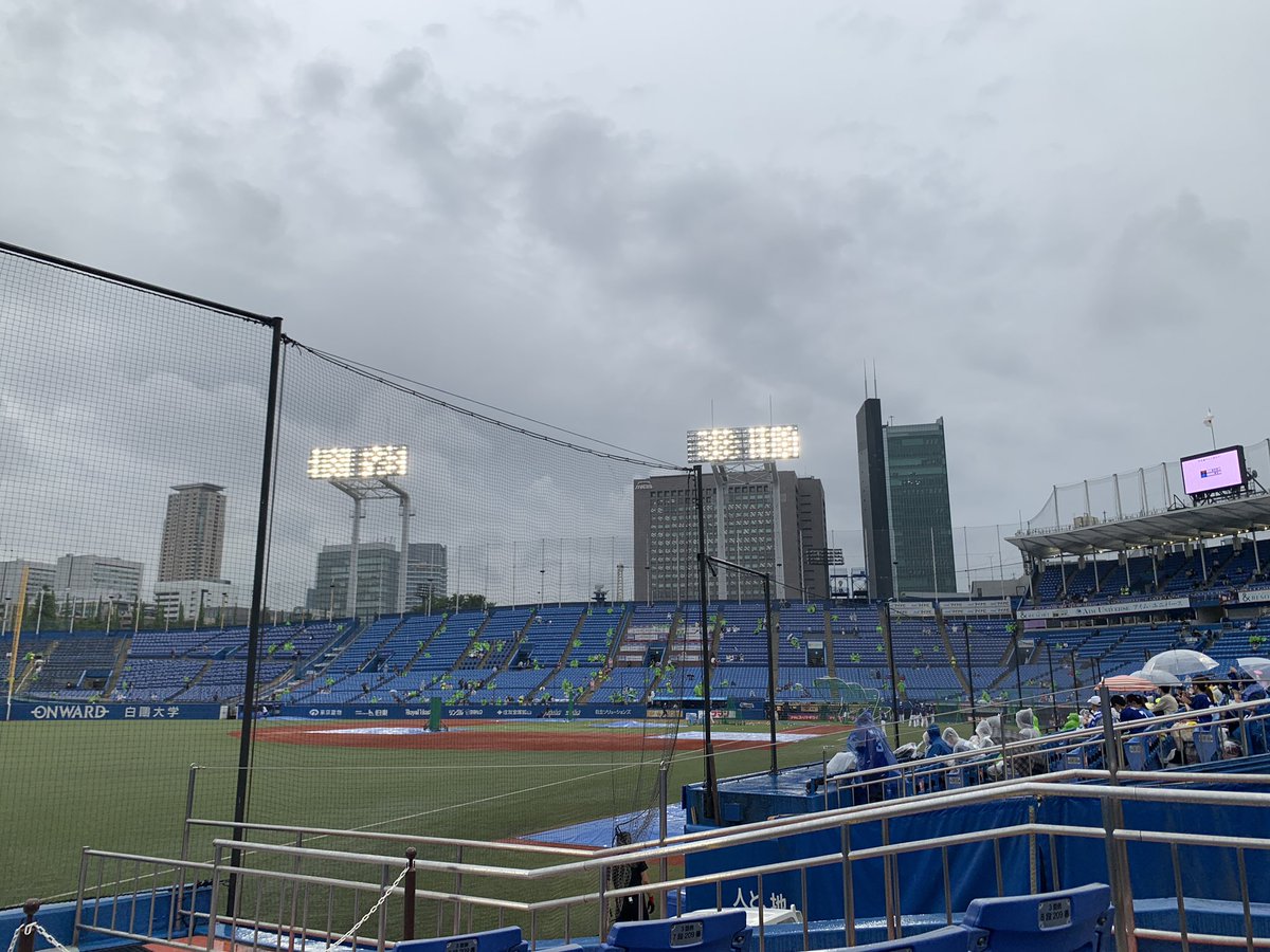 t_atsu_fg's tweet photo. 対面で面接受けて、その足で神宮へ野球観戦に来ました。しかし雨です☔️☔️ https://t.co/TE67ETiY6B