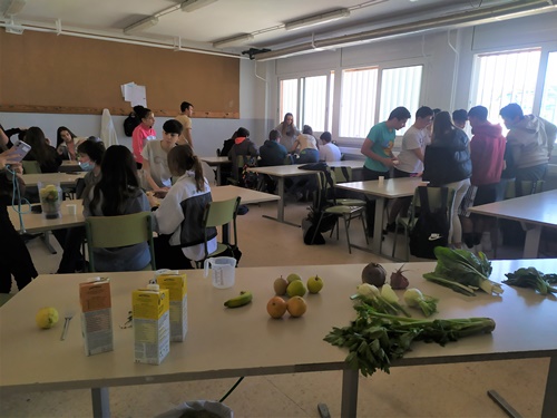 InsJaumeHuguet's tweet photo. En el marc del #TreballPerProjectes Web del restaurant, els alumnes de 2n d'ESO van participar en un taller de batuts que va anar a càrrec de Cases Blanques - Espai ecosostenible. #ProjectesJH @xarxaCb
➡️https://t.co/t8RqDxIevq https://t.co/Xfj31sHYRC