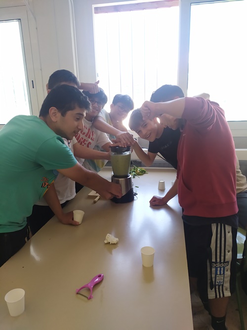 InsJaumeHuguet's tweet photo. En el marc del #TreballPerProjectes Web del restaurant, els alumnes de 2n d'ESO van participar en un taller de batuts que va anar a càrrec de Cases Blanques - Espai ecosostenible. #ProjectesJH @xarxaCb
➡️https://t.co/t8RqDxIevq https://t.co/Xfj31sHYRC