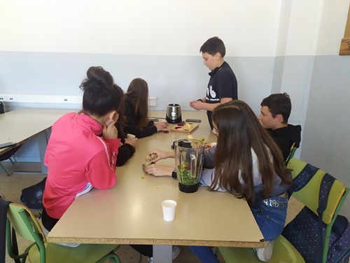 InsJaumeHuguet's tweet photo. En el marc del #TreballPerProjectes Web del restaurant, els alumnes de 2n d'ESO van participar en un taller de batuts que va anar a càrrec de Cases Blanques - Espai ecosostenible. #ProjectesJH @xarxaCb
➡️https://t.co/t8RqDxIevq https://t.co/Xfj31sHYRC