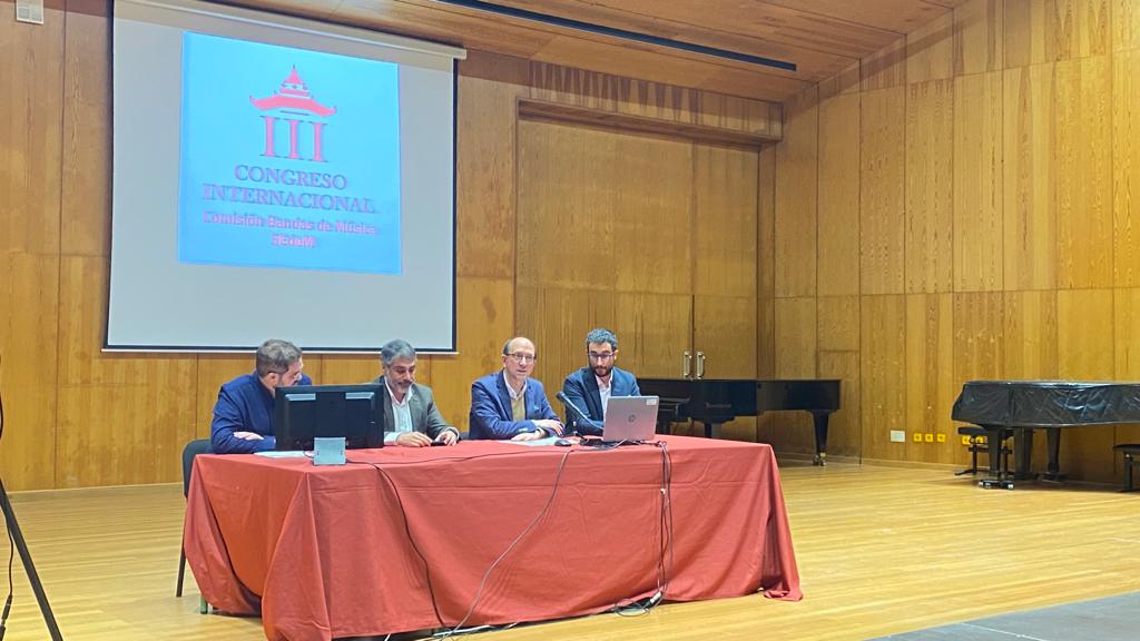 Inaugurado el III Congres Internacional de Bandas de Música en <a href="/CSMVigo/">Conservatorio Superior de Música de Vigo</a> 
A continuación, tendrá lugar la ponencia inaugural a cargo de Kevin Geraldi.
¡Esperemos que disfrutéis del Congreso!