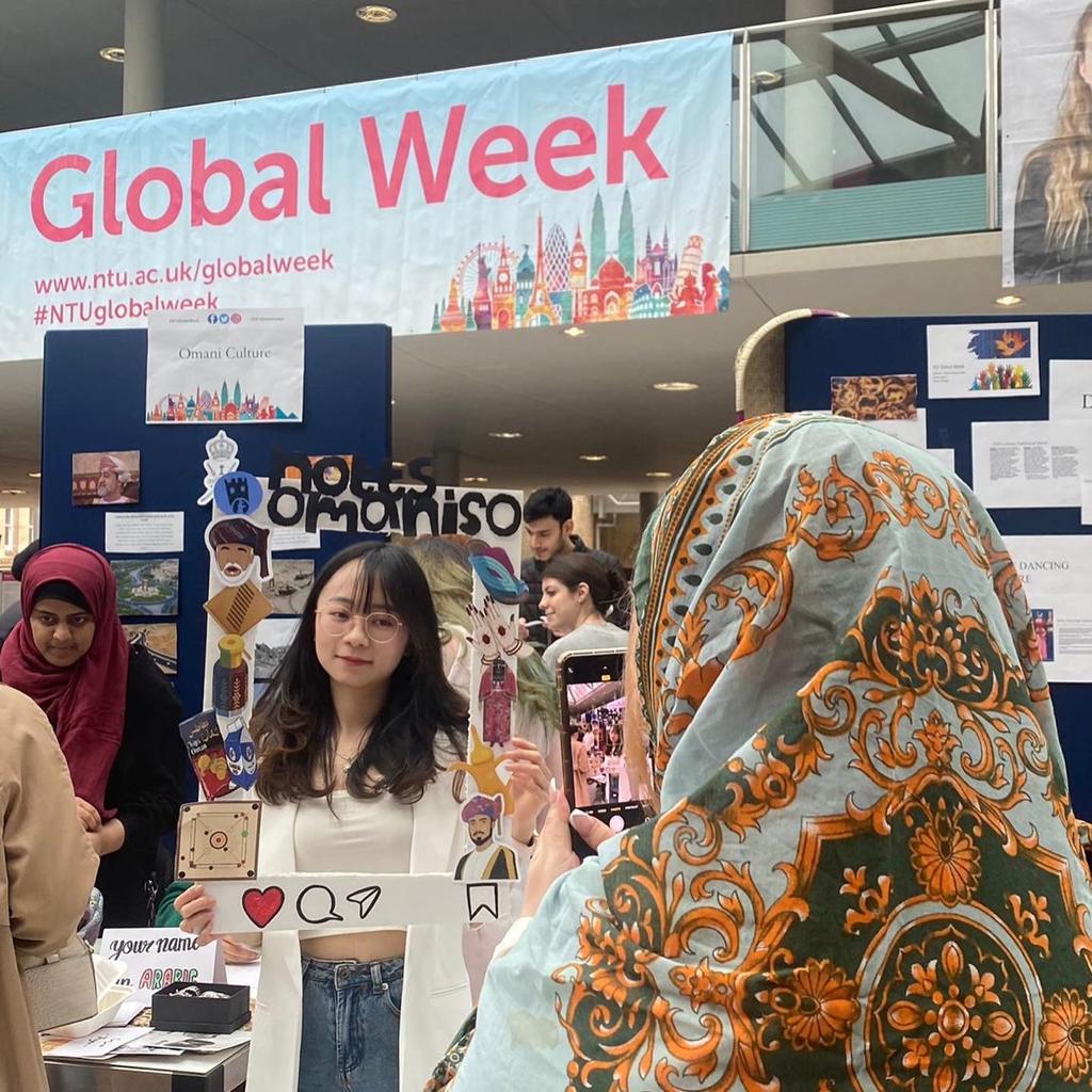 moheriom's tweet photo. شاركت جمعية الطلبة العمانيين في مدينة نوتنجهام البريطانية في الأسبوع الدولي السنوي بجامعة نوتنجهام ترنت، وحظيت الفعالية بمشاركة واسعة من مختلف جنسيات العالم.
حوى ركن الجمعية على معروضات تراثية وحلي تقليدية وصور متنوعة عن سلطنة عمان. كما حظي الزوار بفرصة تذوق بعض الأطباق الشعبية. https://t.co/WXQeUuvruP