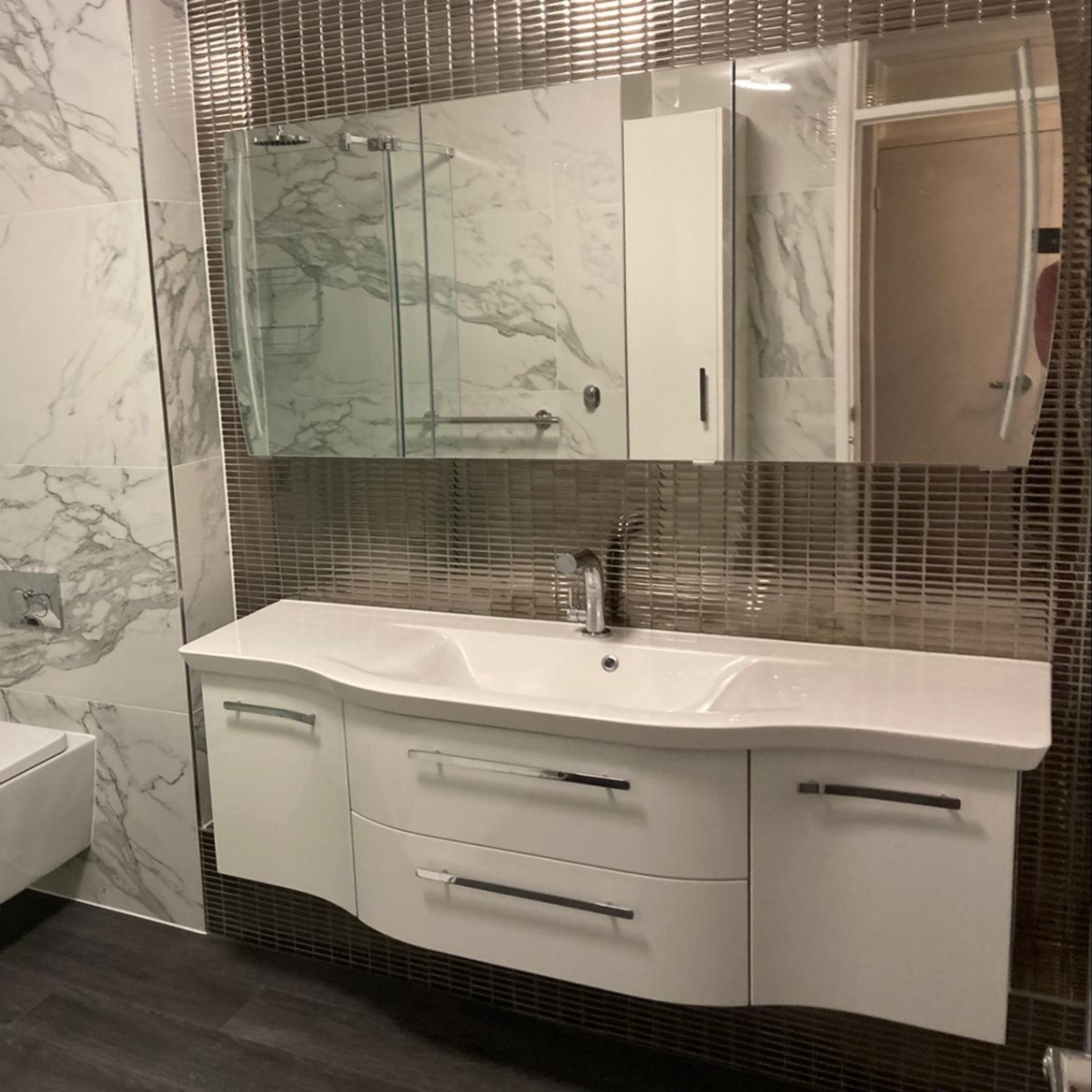 Our client loves all things shiny &amp; wanted her bathroom to have the "wow" factor.... nailed it!
🤍
#atlantic_complete_collection 
#atlanticbk
#atlantictilegallery
#northdevon
#interiordesign
#home