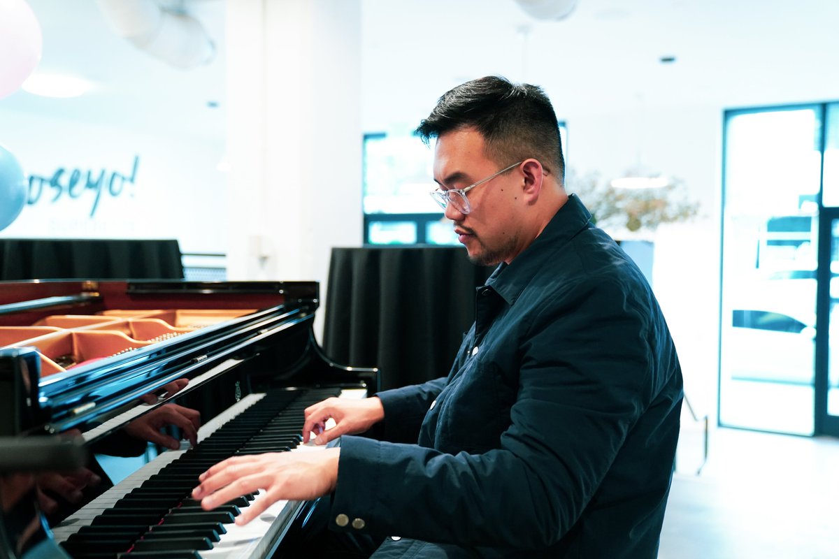 GKOpiano's tweet photo. Do you like pizza? Do you like having your crazy musical requests fulfilled on the piano? Well, if you’re in SF next week, I’m playing at @Sunsetsquares Tickets: https://t.co/o0FDZX6bs6
#piano #liveperformance #sanfrancisco #sf #live #liveevent #foodevent #cosmostour #pizza https://t.co/WRH90r4Q8F